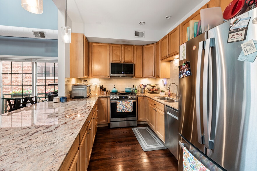 Building Photo - 811 W Superior St