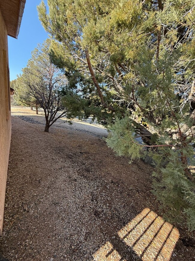 Building Photo - 3 bedroom, 3 bathroom home located in the ...