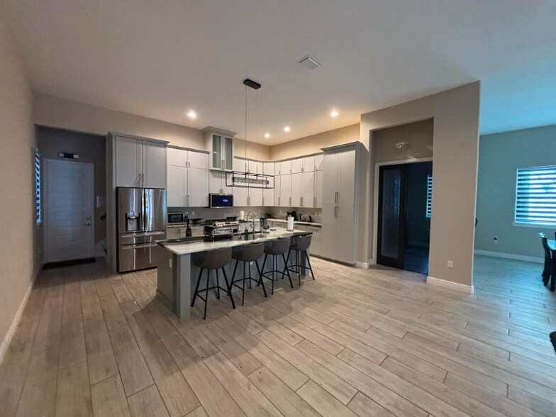 Building Photo - 415 4th Ave SW