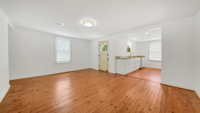 Building Photo - 129 E 31st 1/2 St