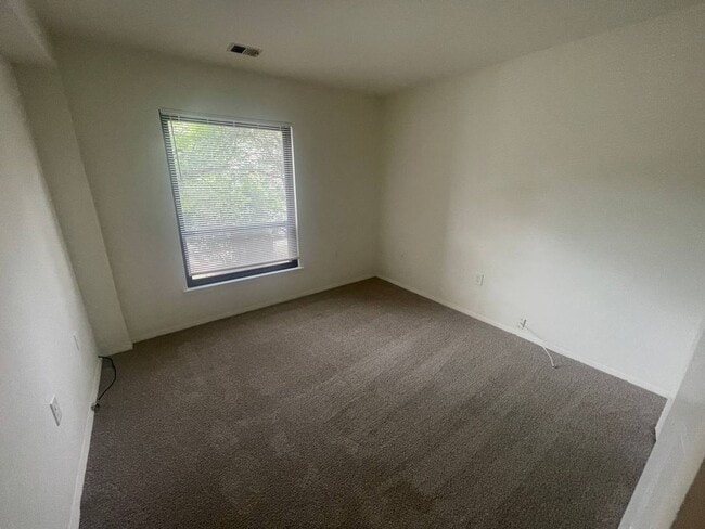 Building Photo - PRICE REDUCTION AS OF 01/2026! Conveniently Located Gaithersburg 3 Bed/2 Bath Condo, Minutes away...