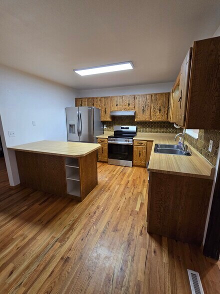 Building Photo - 403 Greenway Dr