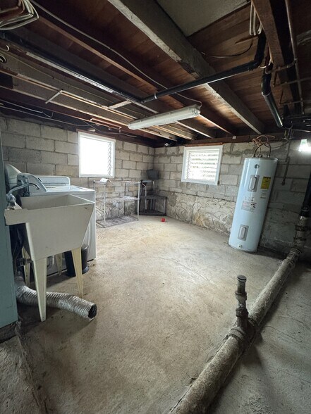 Landry room with extra storage - 1769 Puowaina Dr