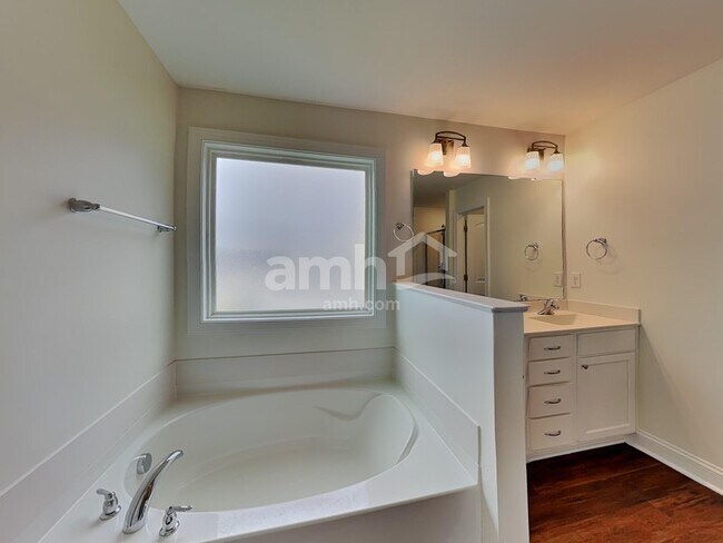 Building Photo - 112 White Ash Ln