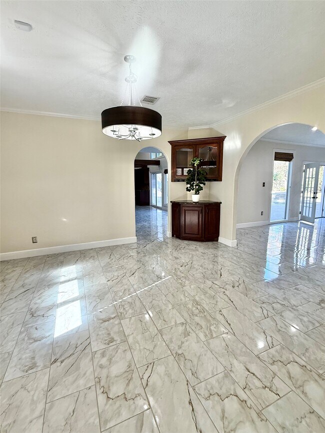 Building Photo - 2502 Lake Gardens Ct