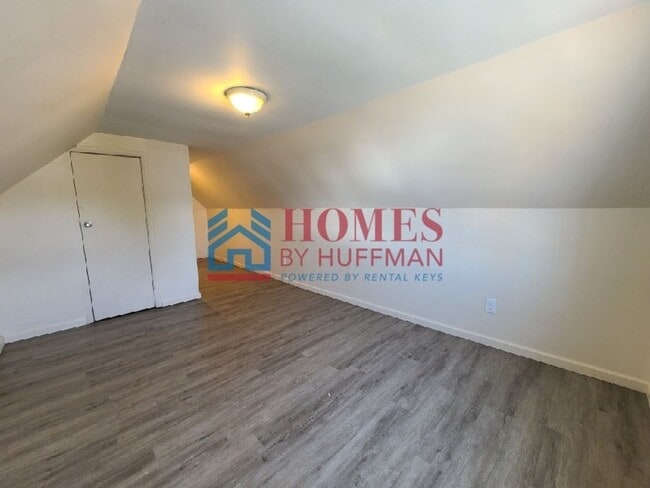 Building Photo - Three Bedroom | Two Bath House