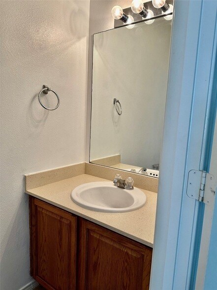 Building Photo - 29740 Sullivan Oaks Dr