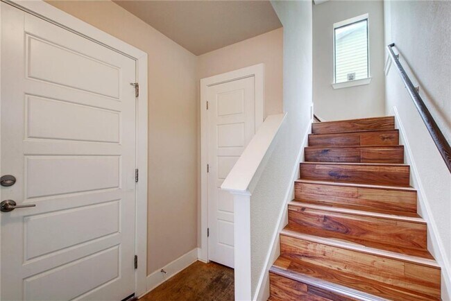 Building Photo - 1504 Lorraine Loop