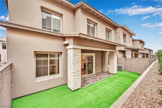Building Photo - 600 N Carriage Hill Dr