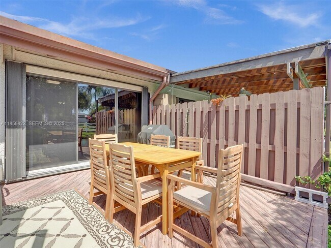 Building Photo - 2667 Parkview Dr S