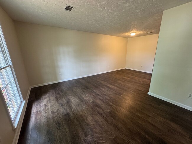 Building Photo - 505 Chateau Dr SE
