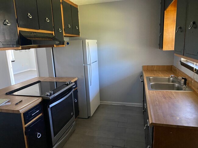 Building Photo - 256 N Berthe Ave