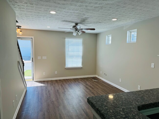 Building Photo - 208 Oak Grove Way