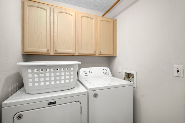Building Photo - 2 Amber Fire Pl