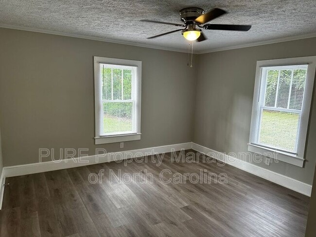 Building Photo - 204 Moore Dr