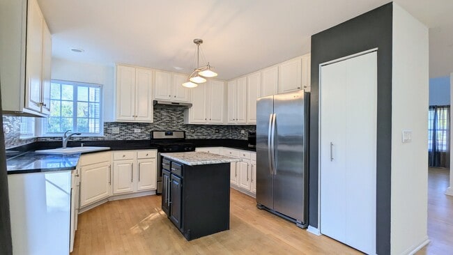 Building Photo - 1910 Avalon Dr