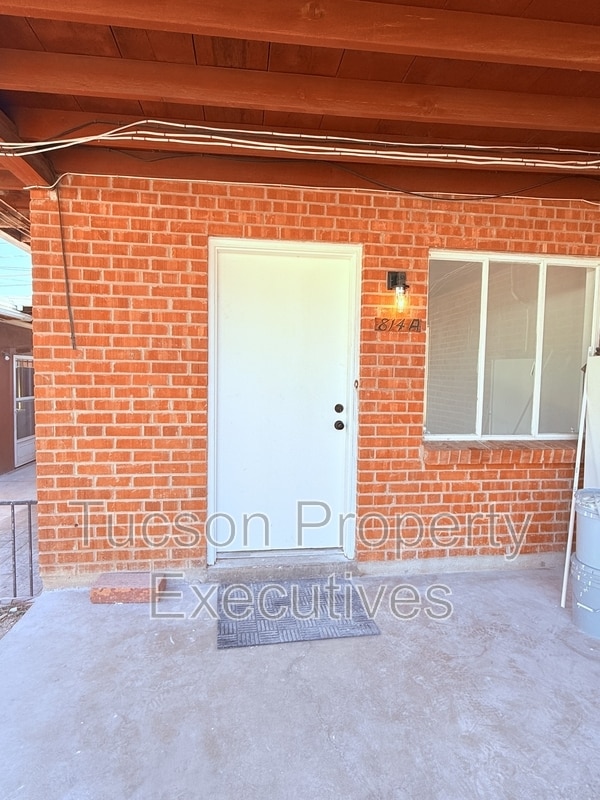 Building Photo - 814 N Alvernon Way