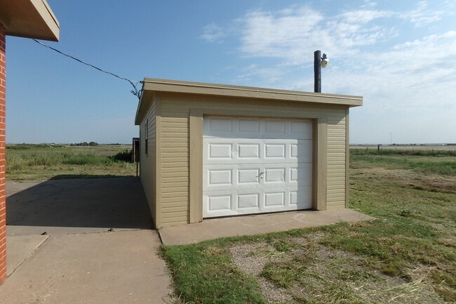 Building Photo - Four bedrooms Two bathrooms house in count...