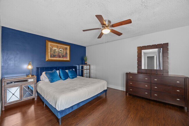 Building Photo - 1520 Shaker Cir