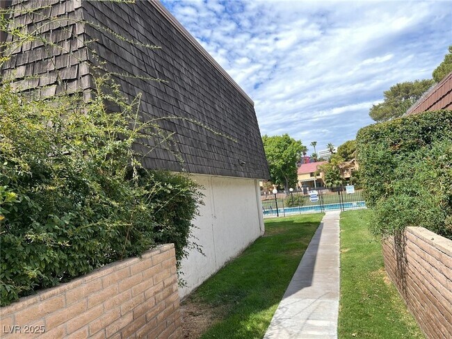 Building Photo - 2963 Pinehurst Dr