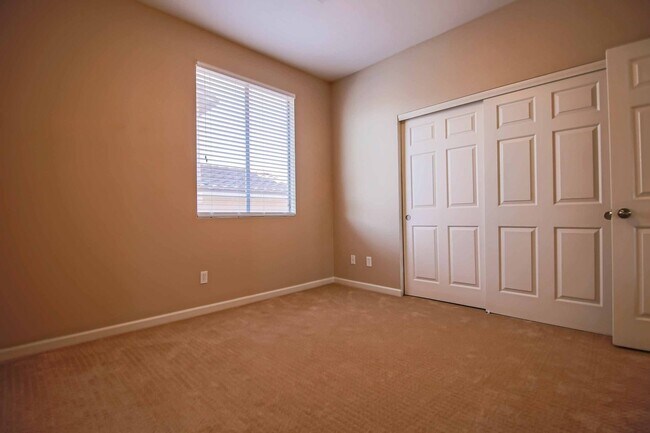 Building Photo - IMMACULATE 5 BEDROOM HOME!