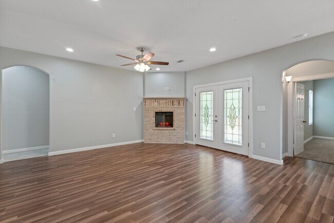 Building Photo - 1253 E Jessamine St