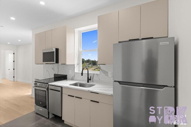 Building Photo - 3 bedroom in RIDGEWOOD NY 11385