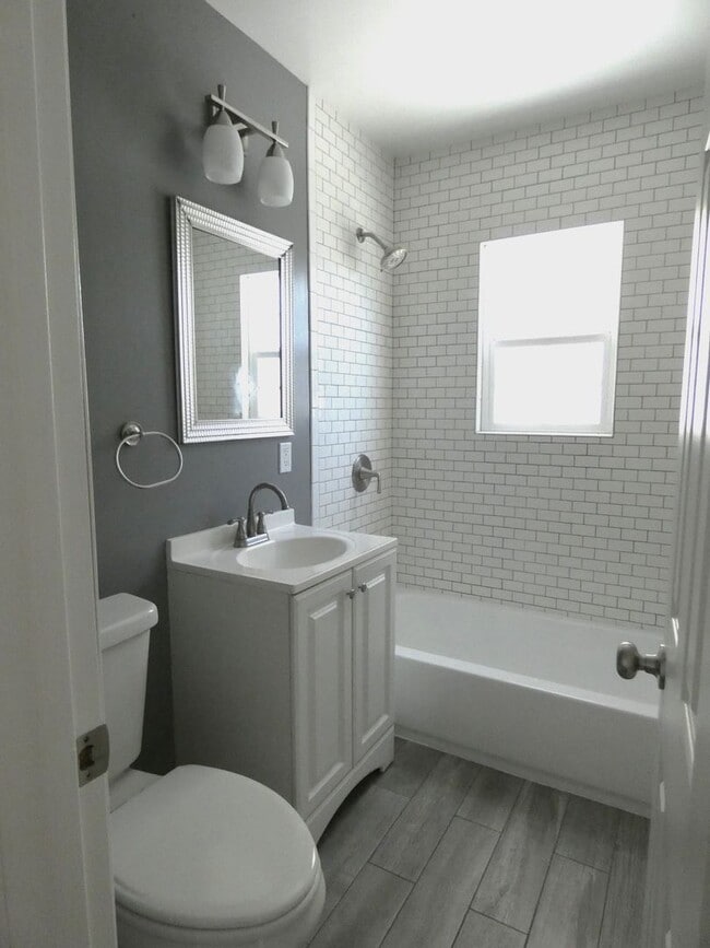 Building Photo - *Available NOW  in Inglewood!*