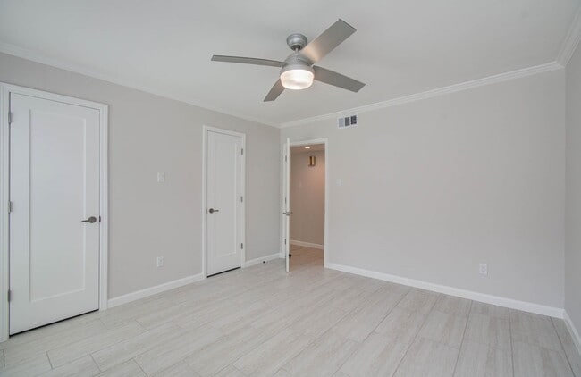 Building Photo - 355 N Post Oak Ln