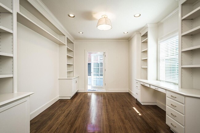 Building Photo - 719 W Poplar Ave