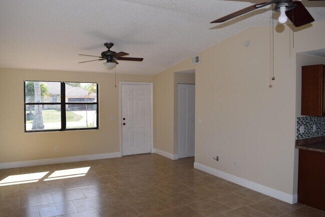 Building Photo - 3 bedroom 2 Bath 1 car garage