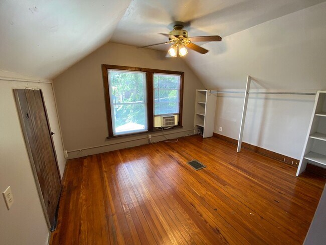 Building Photo - 2084 Waldeck Ave