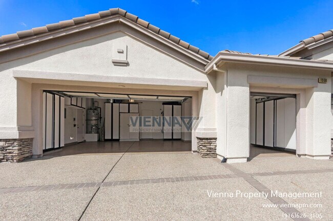 Building Photo - 1550 Summerhill Ln