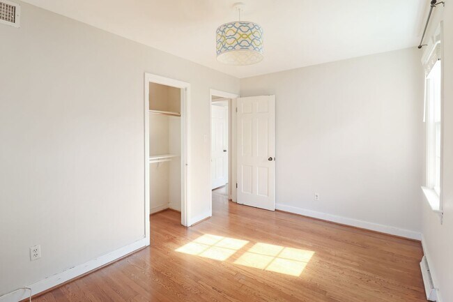 Building Photo - Dreamy 4 Bed, 2 Bath Cape Cod in Sauer's Garden Available Now!