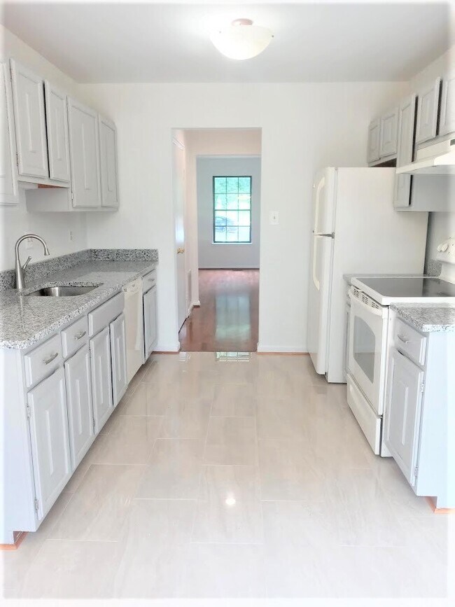 Building Photo - 7670 Southern Oak Dr