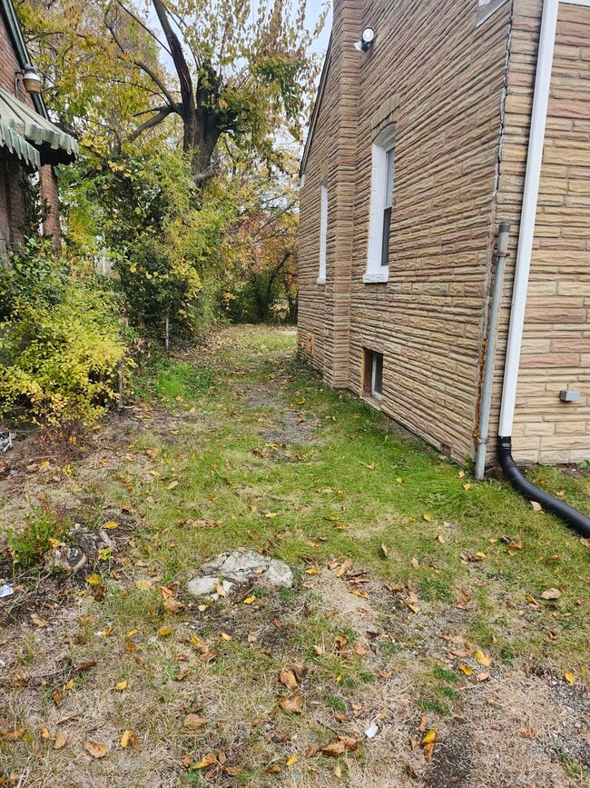 Building Photo - 2219