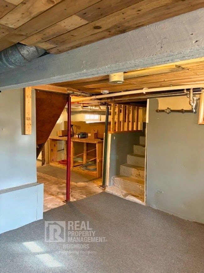 Building Photo - Welcome to Spacious 4 Bedroom, 1 Bathroom Holland Home