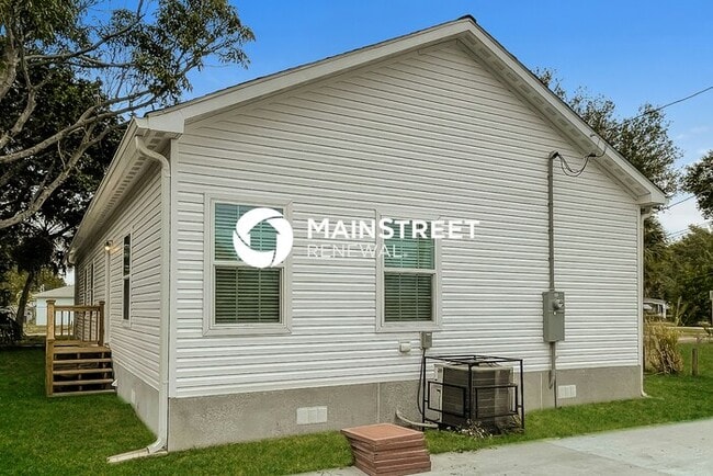 Building Photo - 4 Bedroom Pet-Friendly Home in St. Petersb...