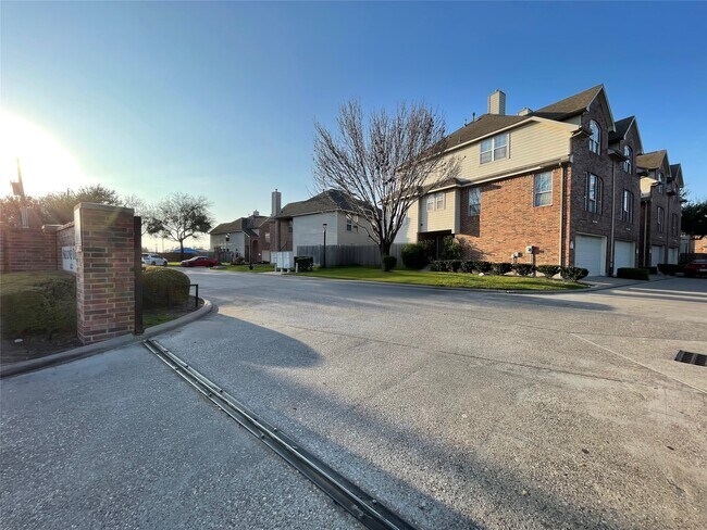 Building Photo - 6222 Skyline Dr