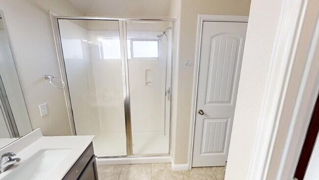 Building Photo - "Spacious 4-Bedroom Killeen Gem with Elega...