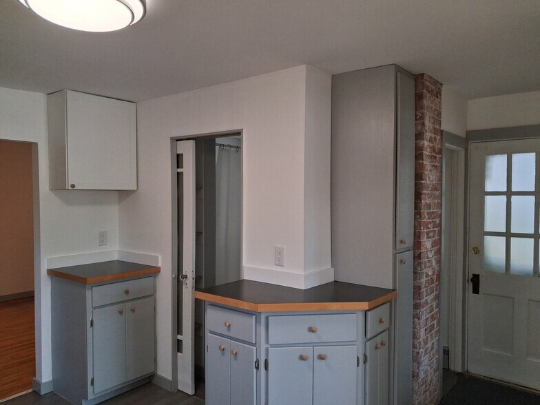 Building Photo - 10 Grand St