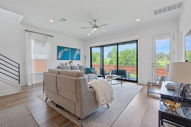 Building Photo - 16913 Adoro Dr