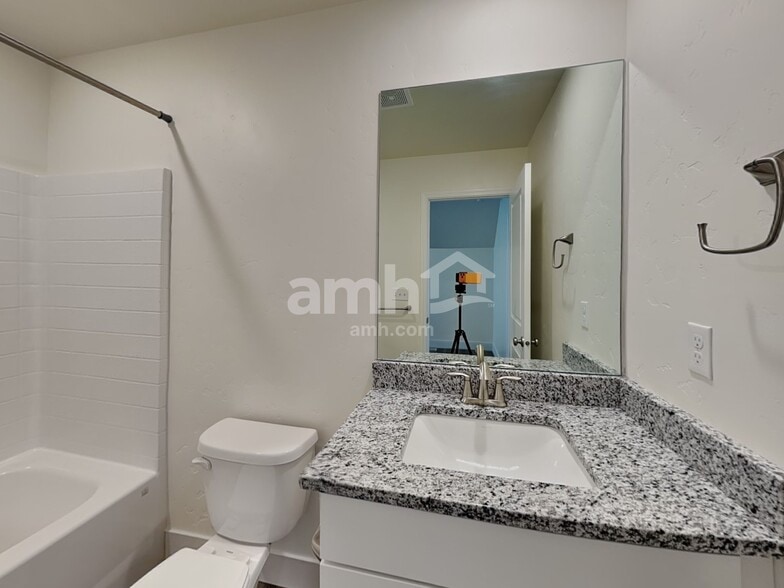 Building Photo - 3492 S Bartlett Ave