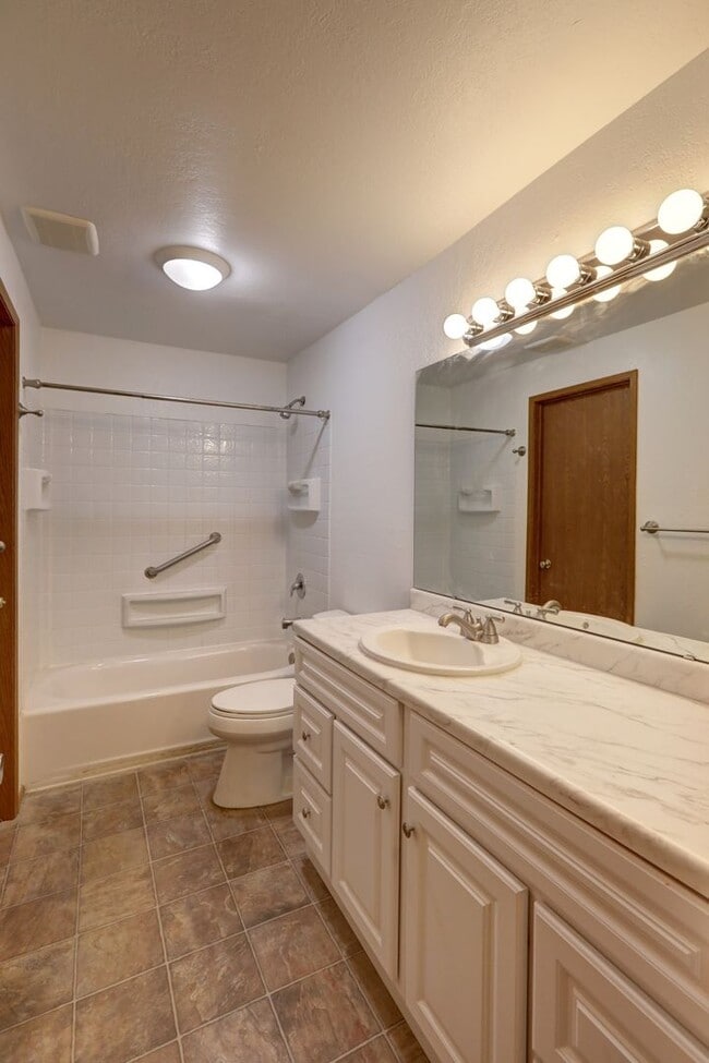 Building Photo - Updated 2 Bedroom Bellevue Condo is Available!