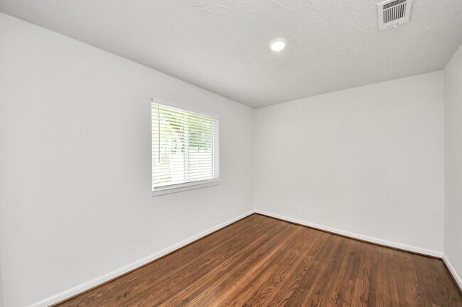 Building Photo - 5803 Darnell St
