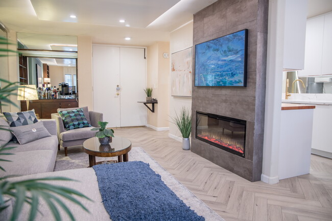 Building Photo - 117 S Doheny Dr