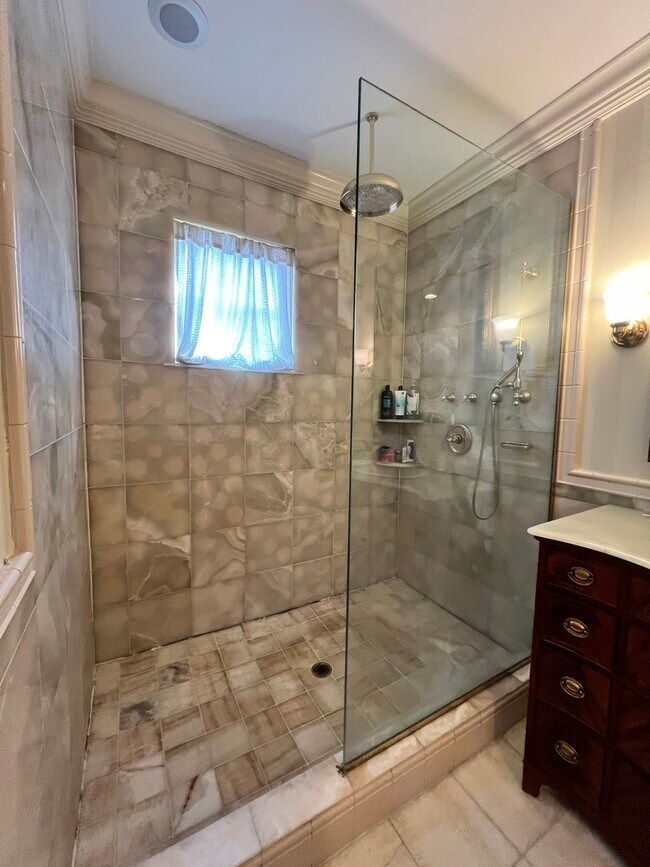 Building Photo - 2008 S Calumet Ave