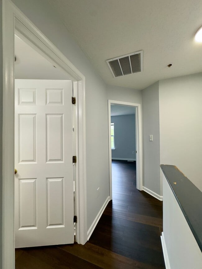 Building Photo - Charming 3 Bedroom/2 Bathroom Apartment in...
