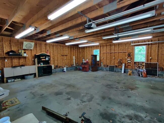 Building Photo - 4 bedroom home with large detached garage
