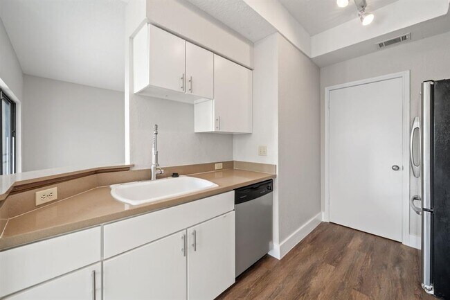 Building Photo - 4711 Spicewood Springs Rd